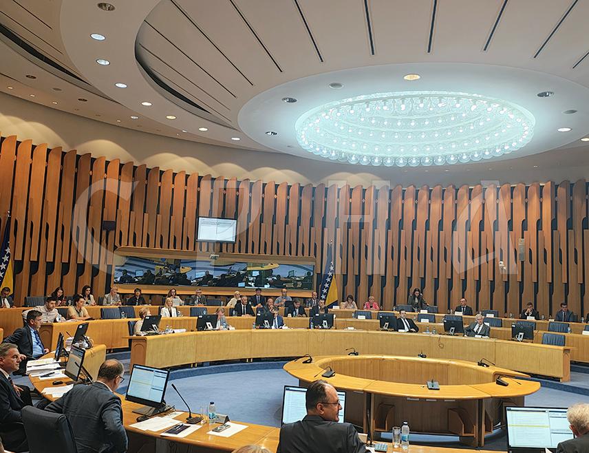 САРАЈЕВО, 30. СЕПТЕМБРА /СРНА/ - Дом народа разматраће по скраћеној процедури Приједлог закона о регулатору, преносу и тржишту електричне енергије у БиХ, због тога што данас није било подршке за хитну процедуру.