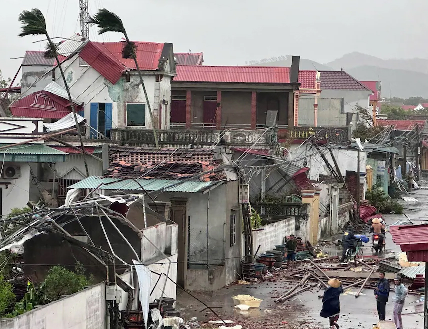 ХАНОЈ, 30. СЕПТЕМБРА /СРНА - РИА Новости/ - Најмање 21 лице погинуло је усљед налета тајфуна "Буалој" у Вијетнаму, а 23 људи се воде као нестали, јавила је Вијетнамска новинска агенција /ВНА/, позивајући се на Министарство за пољопривреду и животну средину.