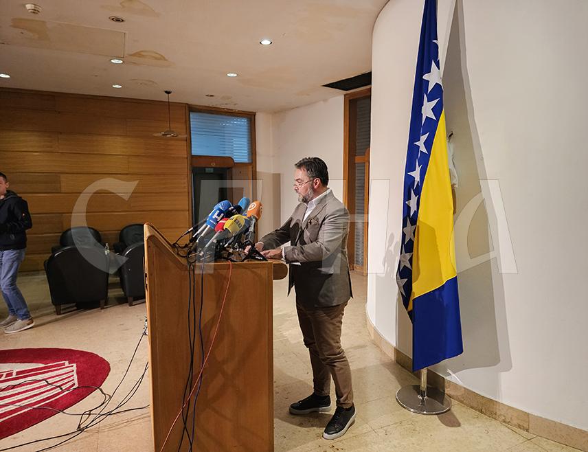 САРАЈЕВО, 30. СЕПТЕМБРА /СРНА/ - Замјеник предсједавајуће Савјета министара Сташа Кошарац изјавио је данас да се ствара лажна перцепција да СНСД покушава да онемогуће грађане да добију неки новац, те позвао министра транспорта и комуникација Едина Форту да сутра или прекосутра јавности у БиХ покаже новац који је дошао од ЕУ по усвојеној агенди.