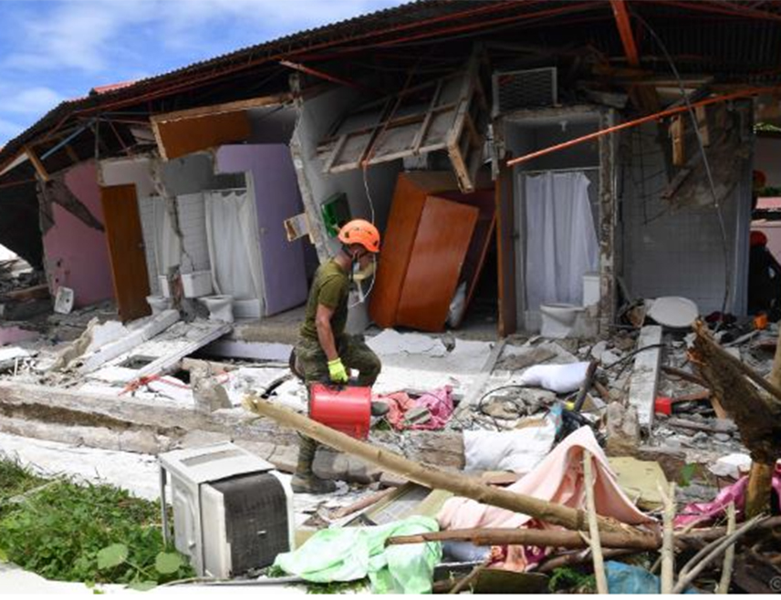 МАНИЛА, 1. ОКТОБРА /СРНА/ - Најмање 60 људи погинуло је у земљотресу који је погодио Филипине, јавила је телевизија ГМА, позивајући се на Државну канцеларију за цивилну заштиту.