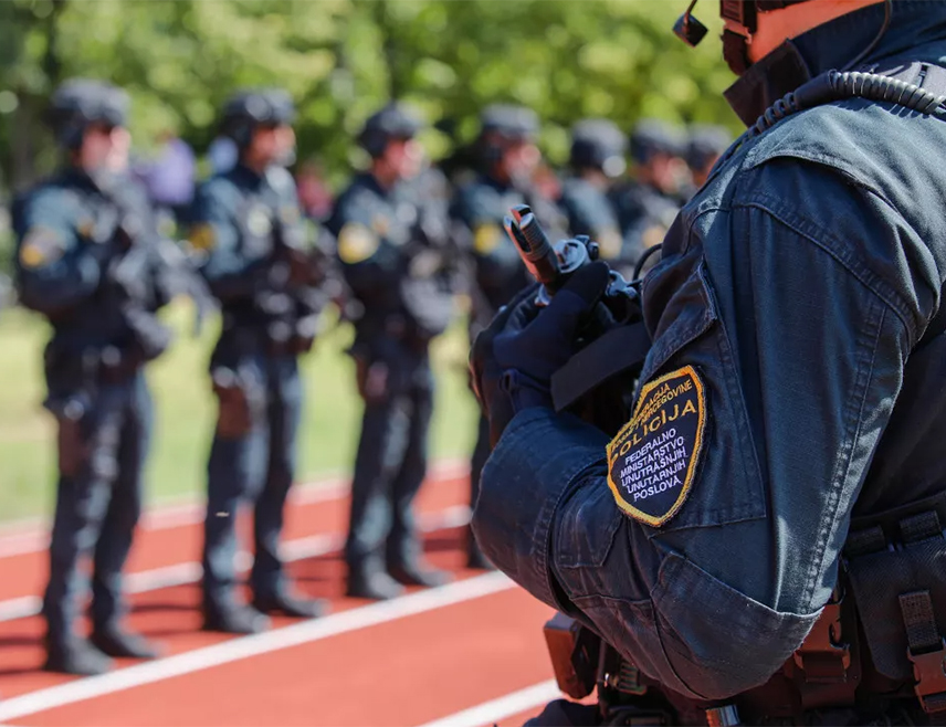 САРАЈЕВО, 1. ОКТОБРА /СРНА/ - Усвајањем измјена Закона о полицијским службеницима Федерације БиХ /ФБиХ/ био би легализован наставак рада АИД-а /ратне бошњачке тајне службе/, пише данашњи загребачки Вечерњи лист, издање за БиХ, позивајући се на полицијског званичника.