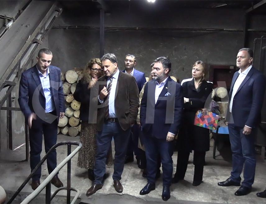 ПАЛЕ, 1. ОКТОБРА /СРНА/ - Замјеник предсједавајуће Савјета министара Сташа Кошарац данас је са резидентним представником Развојног програма УН /УНДП/ у БиХ Реноом Мејером посјетио Средњошколски центар /СШЦ/ Пале у којем се реализује пројекат вриједан 305.000 КМ који предвиђа оспособљавање нове котловнице и набавку два котла на пелет за ову средњошколску установу.