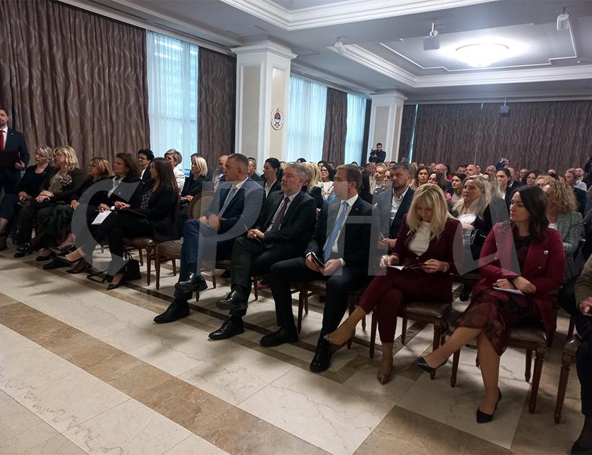 БАЊАЛУКА, 1. ОКТОБРА /СРНА/ - Предсједник Владе Републике Српске Саво Минић најавио је да ће ускоро бити припремљена уредба о начину кориштења мобилног телефона у школама.