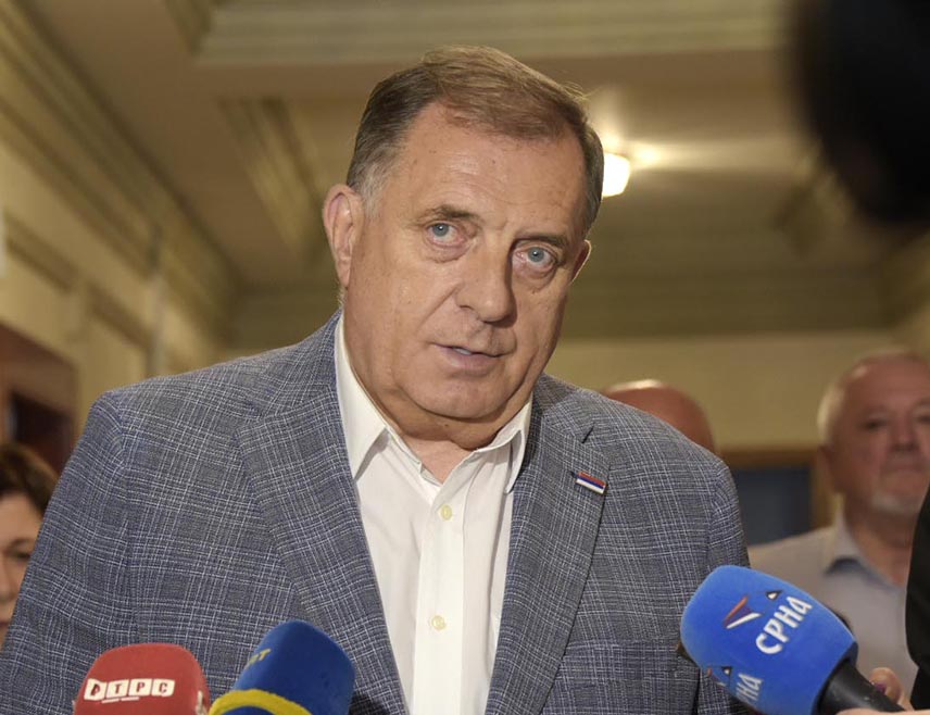 СОЧИ, 1. ОКТОБРА /СРНА/ - Предсједник Републике Српске Милорад Додик изјавио је да су представници "тројке" и Бакир Изетбеговић хтјели да у Савјет министара угурају неке из опозиције који би из ината доносили акте и прописе противно Републици Српској.