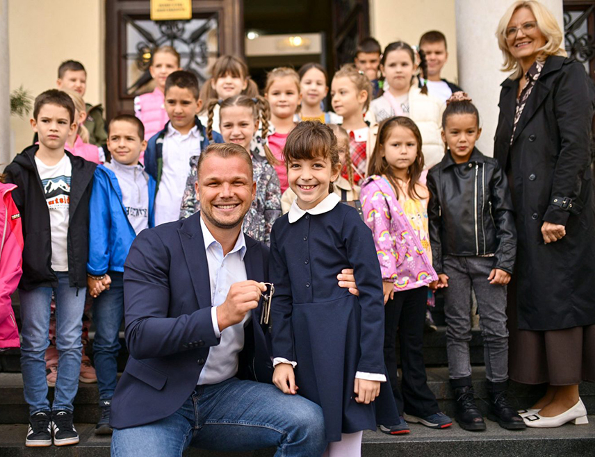БАЊАЛУКА, 1. ОКТОБРА /СРНА/ - Градоначелник Бањалуке Драшко Станивуковић уручио је данас кључеве града најмлађим Бањалучанима који ће током Недјеље дјетета симболично управљати градом.