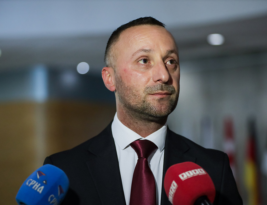 САРАЈЕВО, 1. ОКТОБРА /СРНА/ - Србија има право да указује на непоштовање Дејтонског споразума и да на основу Споразума о паралелним везама развија односе са Републиком Српском, што не значи да се мијешала у унутрашње односе у БиХ, рекао је Срни посланик СНСД-а у Представничком дому Парламентарне скупштине БиХ Милорад Којић.