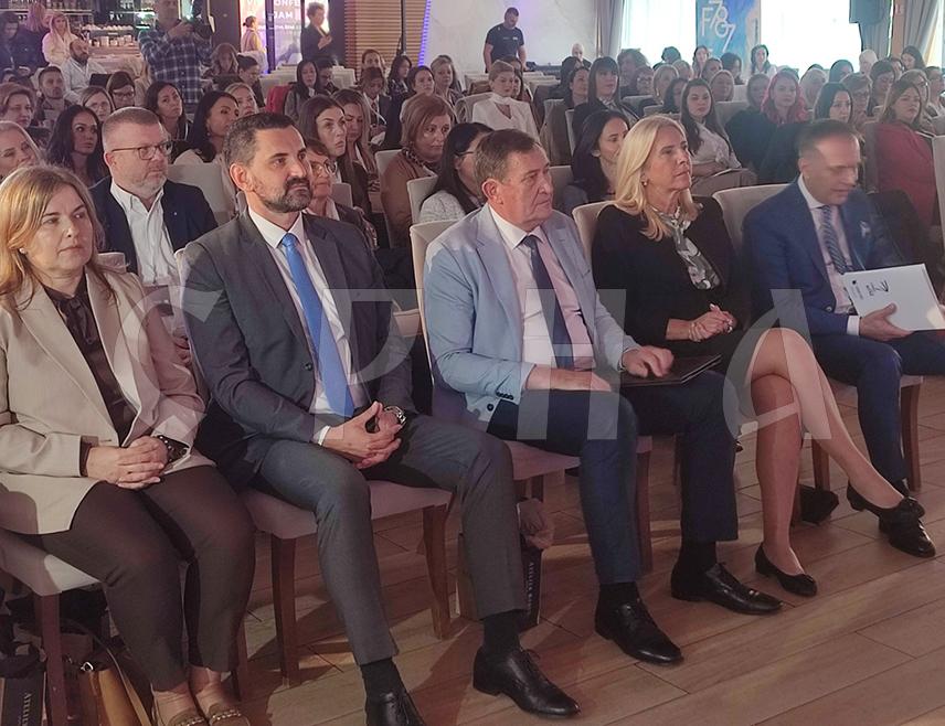 БАЊАЛУКА, 2. ОКТОБРА /СРНА/ - Српски члан Предсједништва БиХ Жељка Цвијановић отворила је данас у Бањалуци Осму конференцију и Четврти сајам предузетништва жена у Републици Српској.
