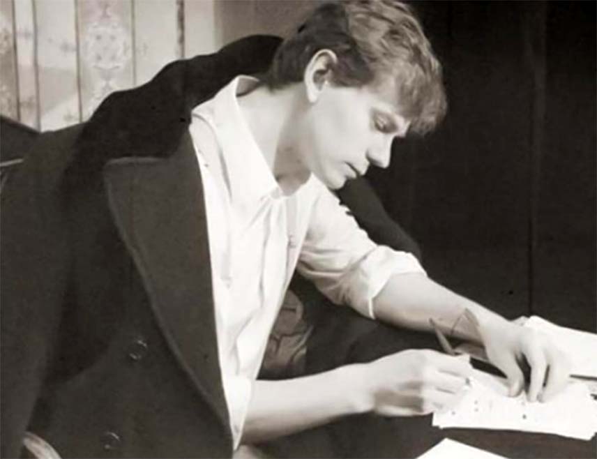 БИЈЕЉИНА, 2. ОКТОБРА /СРНА/ - Сергеј Александрович Јесењин /1895-1925/, један од најпопуларнијих и најпознатијих руских пјесника 20. вијека, боем и скандал мајстор, рођен је 3. октобра 1895. године.