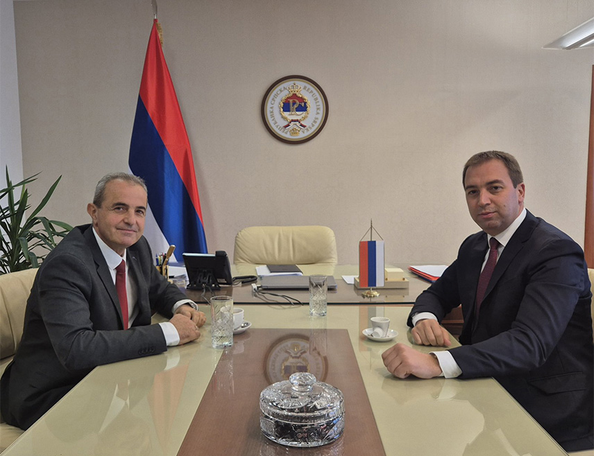 БАЊАЛУКА, 2. ОКТОБРА /СРНА/ - Министар правде Републике Српске Горан Селак рекао је да од Правобранилаштва Српске тражи ефикасност и законитост у раду, да оно мора бити на услузи свим институцијама, да благовремено и ефикасно рјешава све захтјеве и заступа интересе Републике Српске.