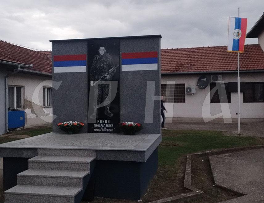 БИЈЕЉИНА, 2. ОКТОБРА /СРНА/ - У семберском селу Бродац вечерас је освештан споменик хероју Одбрамбено-отаџбинског рата Миодрагу Викићу Рибином и приказан документарни филм о њему "Херој великог срца".