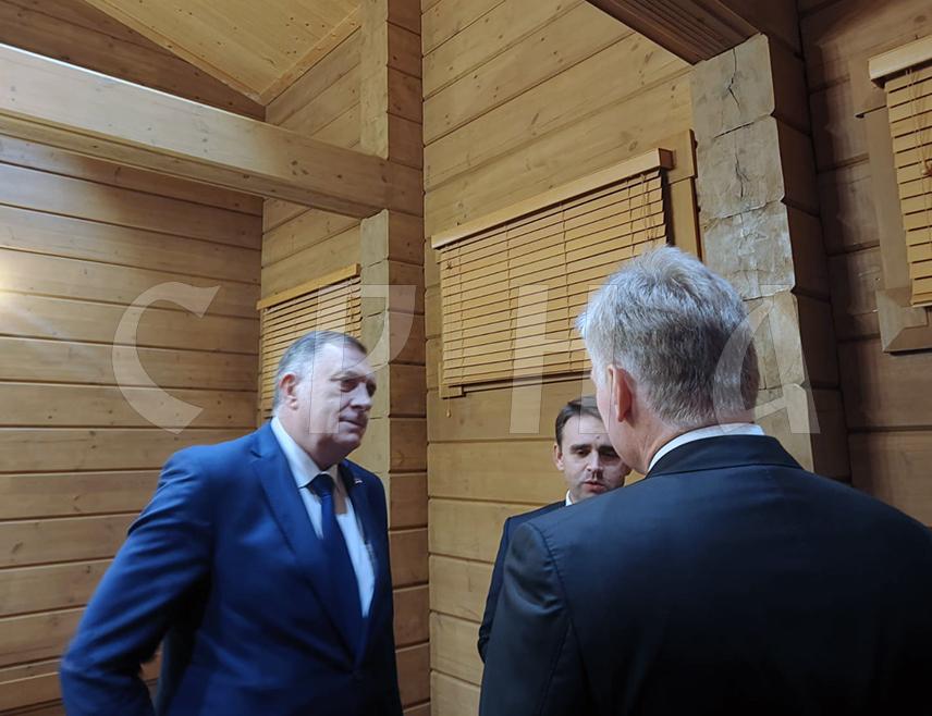 СОЧИ, 2. ОКТОБРА /СРНА/ - Уочи састанка са предсједником Руске Федерације Владимиром Путином у Сочију, предсједника Републике Српске Милорада Додика поздравио је портпарол Кремља Дмитриј Песков и захвалио му на доласку у Сочи и присуство "Валдају".