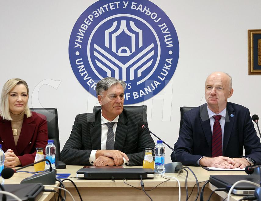 БАЊАЛУКА, 3. ОКТОБРА /СРНА/ - Ректор Универзитета у Бањалуци Радослав Гајанин рекао је да пријем нових асистената на факултете овог универзитета представља корак ка даљем јачању образовних институција, с обзиром на то да је ријеч о носиоцима златне значке коју су претходно добили за изузетан успјех током студирања.