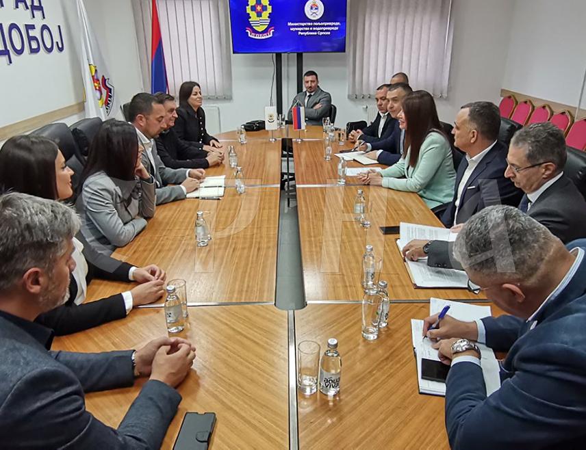 ДОБОЈ, 3. ОКТОБРА /СРНА/ - Министар пољопривреде, шумарства и водопривреде Републике Српске Анђелка Кузмић најавила је да ће савјетодавни ресори овог министарства бити активнији на терену с обзиром на то да велики број пољопривредних произвођача није упознат са правима на подстицаје.