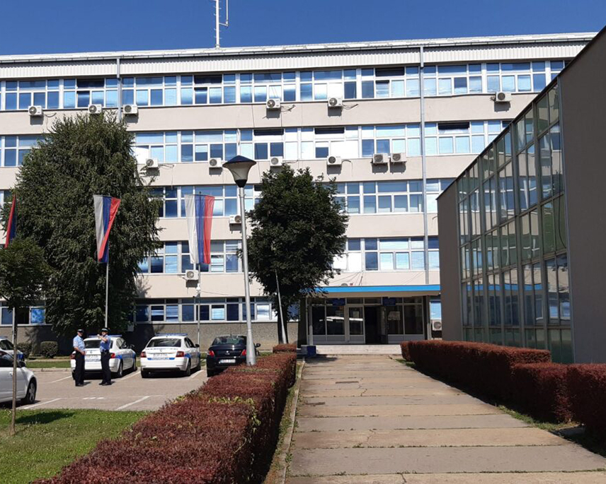 БАЊАЛУКА, 3. ОКТОБРА /СРНА/ - Припадници бањалучке Полицијске управе идентификовали су и ухапсили два лица из овог града чији су иницијали М.В. и Н.Г. осумњичена за разбојништво.
