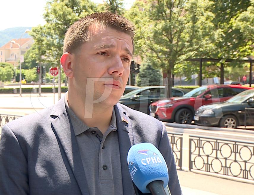 БАЊАЛУКА, 3. ОКТОБРА /СРНА/ - Веома је важно да Руска Федерација чврсто стоји иза става да је неопходна досљедна примјена Дејтонског мировног споразума и дијалог као рјешавање проблема у БиХ, што је и истакнуто на састанку предсједника Српске и Русије Милорада Додика и Владимира Путина у Сочију, рекао је Срни Бојан Шолаја из Центра за међународне и безбједносне студије.