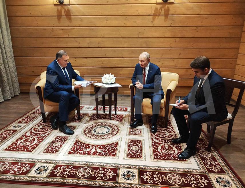 БАЊАЛУКА, 4. ОКТОБРА /СРНА/ - Шеф Представништва Републике Српске у Њемачкој Мићо Ћетковић оцијенио је да важан састанак предсједника Српске Милорада Додика са лидером Русије Владимиром Путином потврђује историјско пријатељство два народа те, између осталог, указује да Руси неће оставити Србе у БиХ на цједилу.