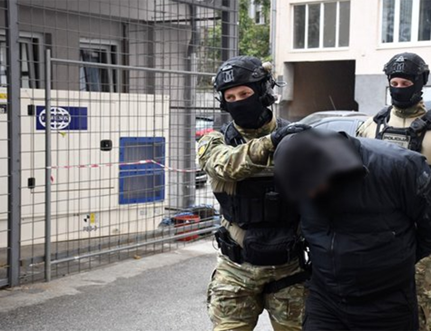 САРАЈЕВО, 3. ОКТОБРА /СРНА/ - Припадници Федералне управе полиције ухапсили су данас шест лица на подручју Кантона Сарајево и Тузланског кантона због сумње да су озбиљним пријетњама покушали изнудити 150.000 КМ од оштећеног или да им препише право власништва над његовом некретнином.