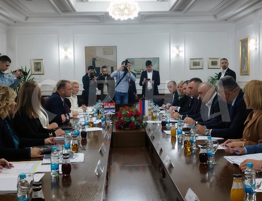 БАЊАЛУКА, 4. ОКТОБРА /СРНА/ - Почео је састанак предсједника Владе Републике Српске Саве Минића и градоначелника Бањалуке Драшка Станивуковића који се одржава у просторијама Градске управе.