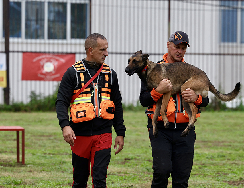 БИЈЕЉИНА, 4. ОКТОБРА /СРНА/ - Спасилац Ненад Јовановић и пас Киа из Горске службе спасавања /ГСС/ Бијељина један су од пет тимова у БиХ, који од фебруара тренирају према међународним стандардима за потрагу у рушевинама и природи, а у новембру ће полагати прве IRO/FCI испите.