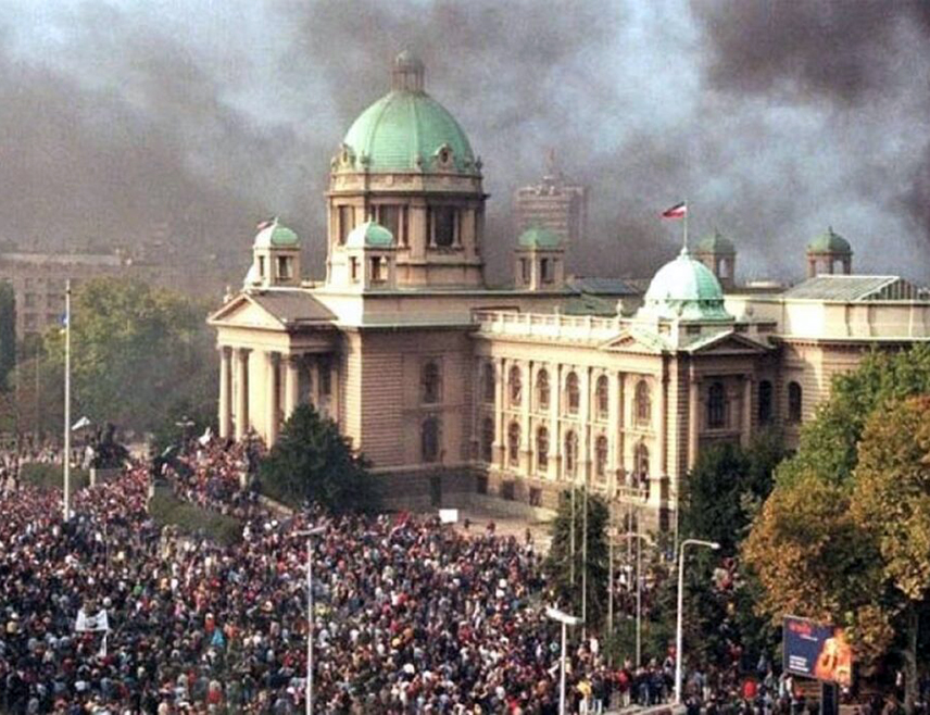 БЕОГРАД, 5. ОКTОБРА /СРНА/ - У Србији су 5. октобра 2000. године одржане демонстрације у Београду, којима је окончана владавина тадашњег предсједника Савезне Републике Југославије Слободана Милошевића.