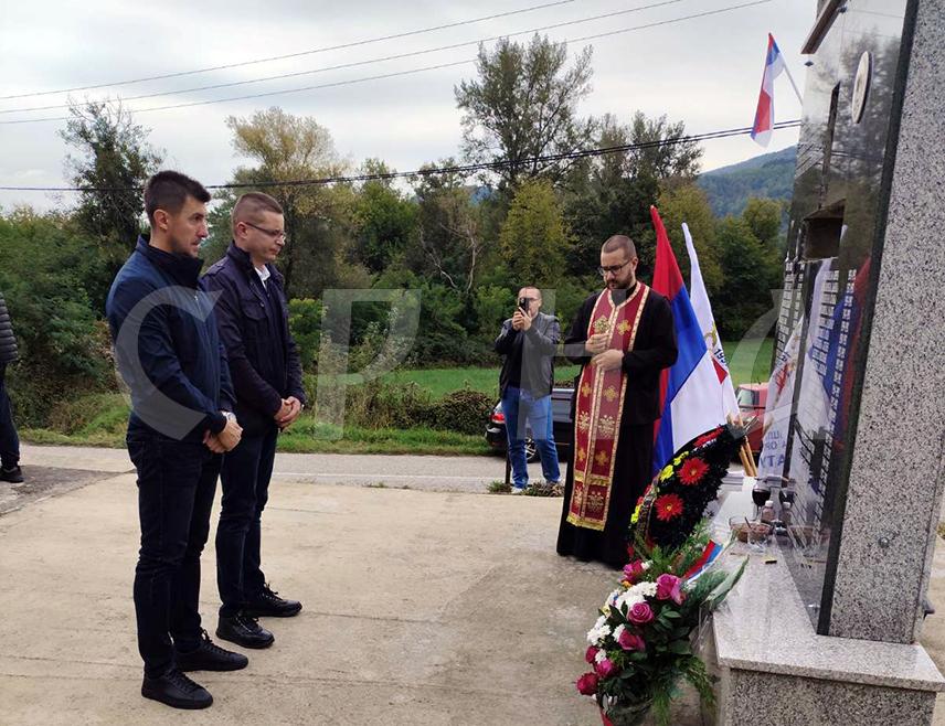 БРАТУНАЦ, 5. ОКТОБРА /СРНА/ - Парастосом и прислуживањем свијећа за 49 српских жртава, од којих је 25 погинуло 5. октобра 1992. године, данас је у Факовићима код Братунца одата почаст погинулим цивилима и војницима и обиљежене 33 године од страдања овог српског села и његових заселака на обали Дрине.