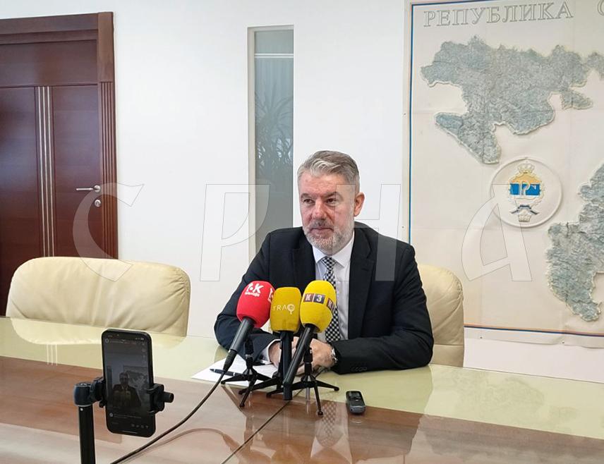 БАЊАЛУКА, 6. ОКТОБРА /СРНА/ - Министар здравља и социјалне заштите Републике Српске Ален Шеранић изјавио је да ће ресорно министарство, у складу са закључком Владе Српске, радити на припреми закона о привременом издржавању дјеце, истичући да ово законско рјешење треба да буде квалитетно, спроводиво и реално.