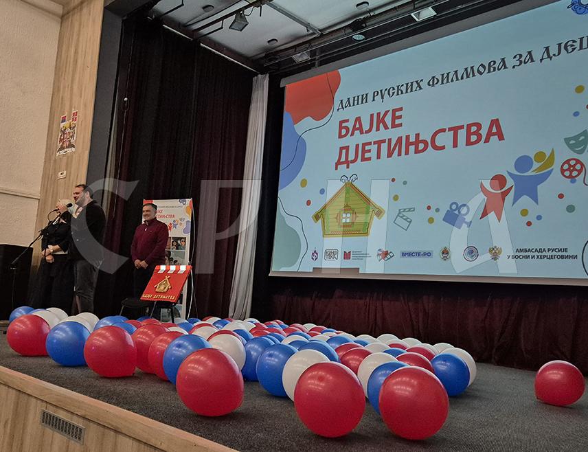 ПАЛЕ, 6. ОКТОБРА /СРНА/ - На Палама је данас, пројекцијом анимираних и играних филмова из Русије, почела дводневна манифестација "Дани руског дјечијег филма", намијењена малишанима из вртића и нижих разреда основних школа.