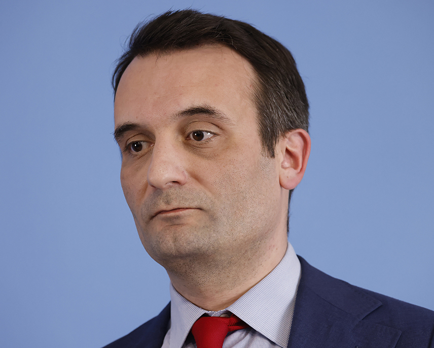 ПАРИЗ, 6. ОКТОБРА /СРНА/ - Предсједник Француске Емануел Макрон треба да буде сљедећи који ће поднијети оставку, након што је прихватио оставку коју је поднио француски премијер Себастијен Лекорну, оцијенио је лидер француске странке Патриоте Флоријан Филипо.