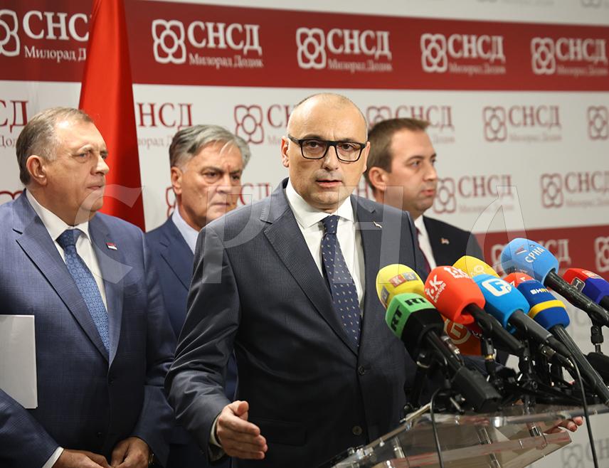 БАЊАЛУКА, 6. ОКТОБРА /СРНА/ - Лидер НПС-а Дарко Бањац поручио је данас у Бањалуци да ће пријевремени избори за предсједника Републике Српске бити својеврстан референдум на којем ће грађани Српске рећи НЕ наметању одлука од Кристијана Шмита, сарајевских политичара и појединих амбасада.