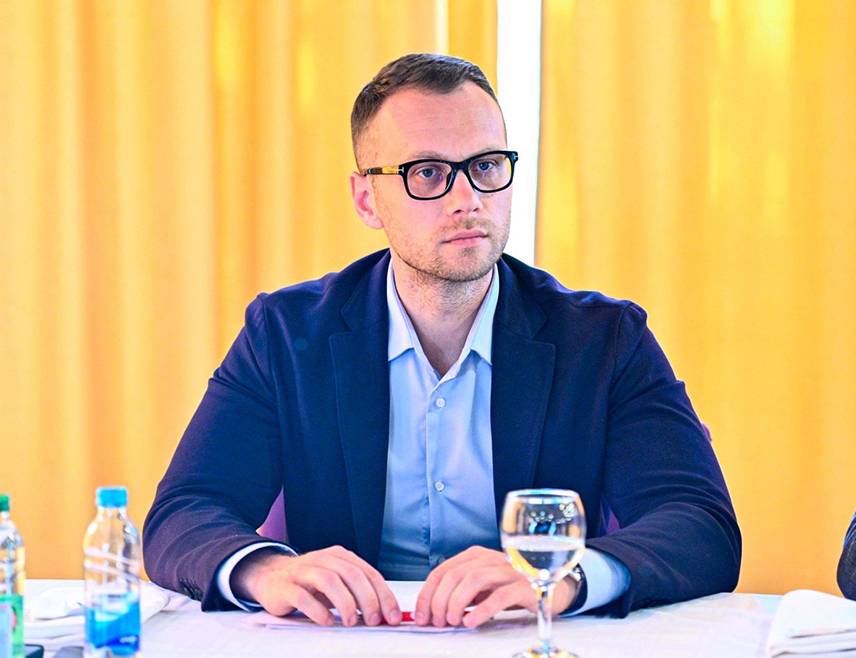 БИЈЕЉИНА, 6. ОКТОБРА /СРНА/ - Предсједник Градског одбора СНСД-а Бијељина Бојан Савић рекао је да на пријевремене предсједничке изборе излази да се власти не би дочепали људи вођени болесном амбицијом и газећи преко Републике Српске, а да градоначелник Бијељине досљедно доказује да је ниво "локалног играча" ограниченог сопственим егом.