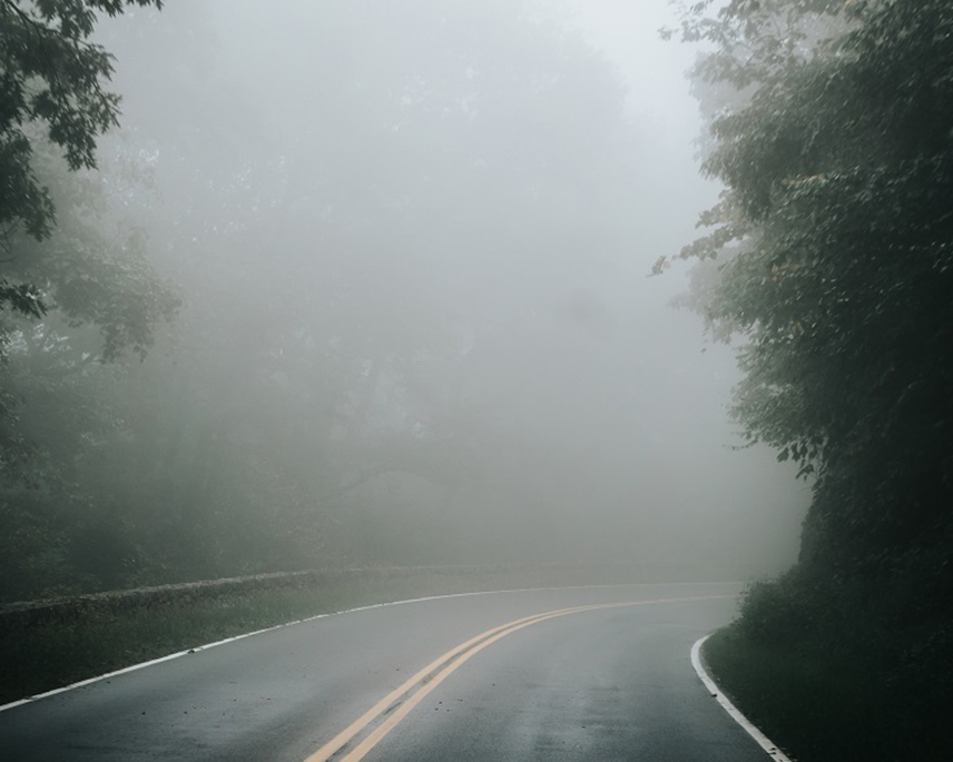 БАЊАЛУКА, 7. ОКТОБРА /СРНА/ - У Републици Српској и Федерацији БиХ коловози су јутрос претежно мокри и клизави, у котлинама и преко планинских превоја има магле, а одрони су учестали на дионицама које воде кроз усјеке и поред камених косина.