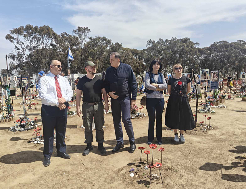 БАЊАЛУКА, 7. ОКТОБРА /СРНА/ - Република Српска стоји уз Израел и његово право да брани своју територију и свој народ, поручио је предсједник Републике Српске Милорад Додик поводом двије године од терористичког напада Хамаса на Израел.