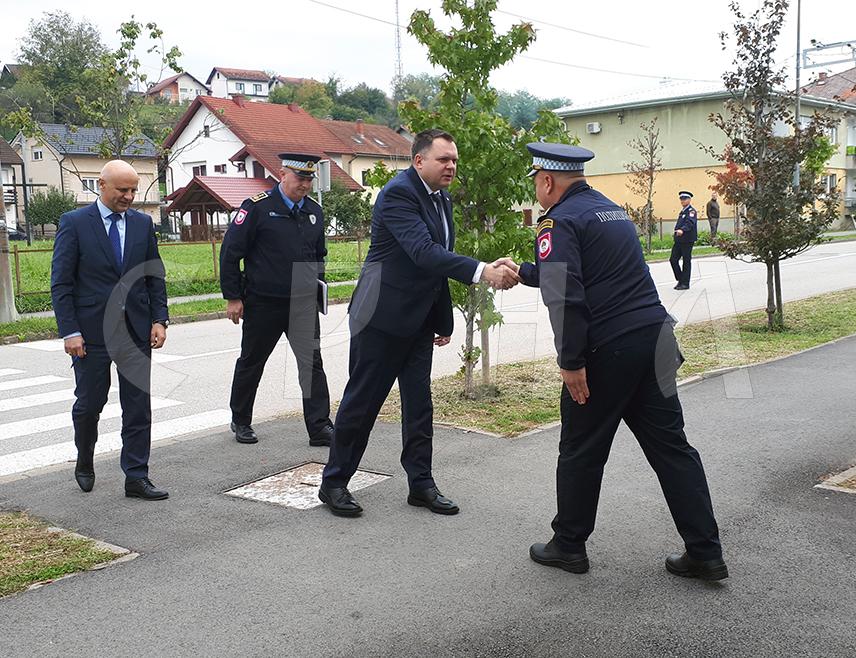 КОСTАЈНИЦА, 7. ОКTОБРА /СРНА/ - Министар унутрашњих послова Републике Српске Жељко Будимир изјавио је, након посјете Полицијској станици Костајница, да је задовољан стањем безбједности у овој локалној заједници.