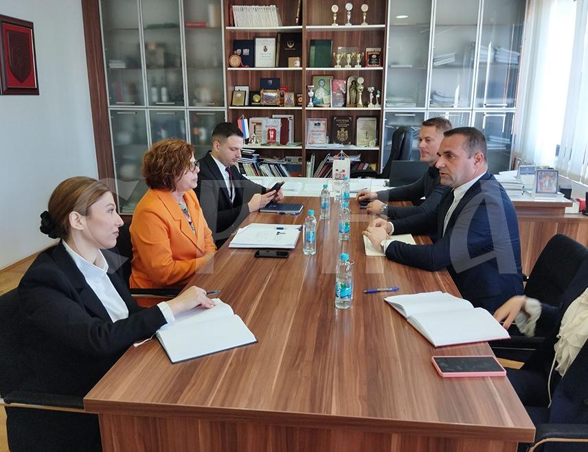 БИЛЕЋА, 7. ОКTОБРА /СРНА/ - Министар управе и локалне самоуправе Републике Српске Сенка Јујић разговарала је данас са начелником Билеће Миодрагом Парежанином о спровођењу Закона о платама за запослене у локалним самоуправама и унапређењу услуга за грађане.