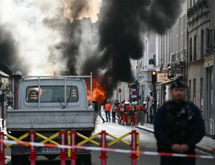 ПАРИЗ, 7. ОКТОБРА /СРНА/ - Експлозије су одјекнуле у центру Париза, близу званичне резиденције премијера Француске, јавља лист "Мирор".