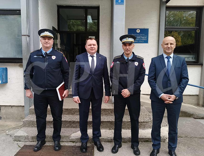 НОВИ ГРАД, 7. ОКТОБРА /СРНА/ - Министар унутрашњих послова Републике Српске Жељко Будимир изјавио је Срни да на оперативном подручју Полицијске станице Нови Град опада број кривичних дјела и да је стање безбједности задовољавајуће.