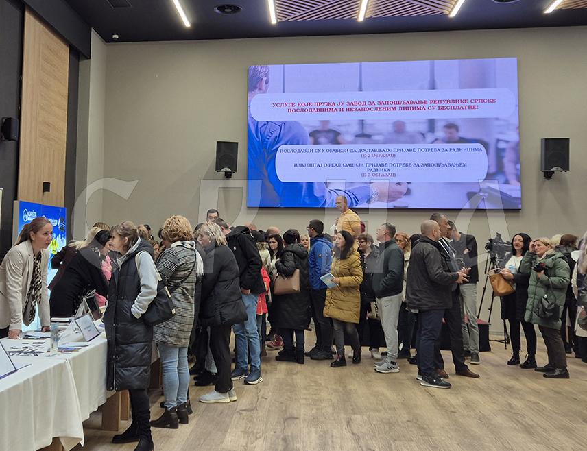 ЈАХОРИНА, 7. ОКТОБРА /СРНА/ - На Сајму запошљавања који је данас отворен на Јахорини, 37 послодаваца из различитих дјелатности, међу којима примарно из туризма и угоститељства, исказали су потребу за запошљавањем више од 550 радника за предстојећу зимску сезону.