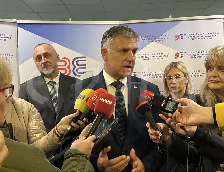 ЈАХОРИНА, 7. ОКТОБРА /СРНА/ - Министар просвјете и културе Републике Српске Боривоје Голубовић изјавио је данас да ће ресорно министарство дати максималну подршку Заводу за запошљавање Републике Српске када је ријеч о уписној политици, дефициту кадра и уважавању потреба послодаваца.