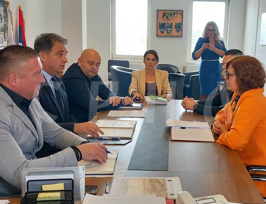 ГАЦКО, 7. ОКТОБРА /СРНА/ - Министар локалне управе и самоуправе Републике Српске Сенка Јујић рекла је да сви начелници и градоначелници имају времена да испланирају буџете онако како је прописано Законом о платама запослених у органима јединица локалне самоуправе, који ће се примјењивати од 1. јануара сљедеће године.