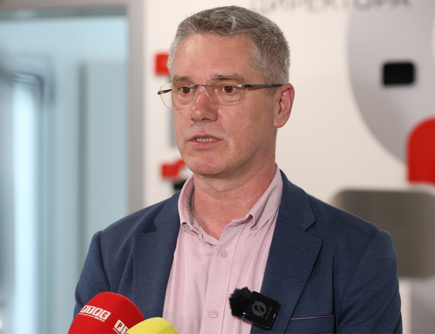 БАЊАЛУКА, 7. ОКТОБРА /СРНА/ - Директор Даун синдром центра Бањалука Зоран Јелић рекао је Срни да је смрт легендарног пјевача народне музике Халида Бешлића велики губитак за све, јер је био човјек који је својом добртом и друге чинио таквим.