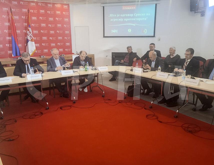 БЕОГРАД, 7. ОКТОБРА /СРНА/ - Изласком на пријевремене предсједничке изборе у Републици Српској са јединственим кандидатом Синишом Караном владајућа коалиција изабрала је једини начин да би спријечила постављање на ту значајну функцију личности подобне за српске непријатеље, оцијенио је политиколог Александар Павић на трибини "Шта је одговор Српске на агресију протектората?".