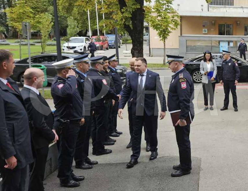 ПРИЈЕДОР, 7. ОКТОБРА /СРНА/ - Министар унутрашњих послова Републике Српске Жељко Будимир изјавио је данас да се планирају улагања у инфраструктуру и набавку опреме на подручју у надлежности Полицијске управе Приједор и изградња Полицијске станице Приједор два.
