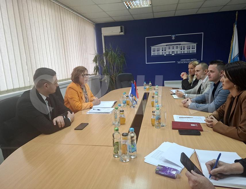 ФОЧА, 7. ОКТОБРА /СРНА/ - Министар управе и локалне самоуправе Републике Српске Сенка Јујић изјавила је након посјете општини Фоча да ова јединица локалне самоуправе може бити примјер осталима у Српској.