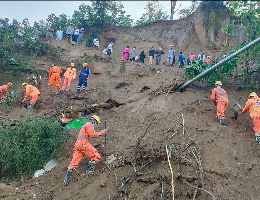 ЊУ ДЕЛХИ, 8. ОКТОБРА /СРНА/ - Најмање 15 људи погинуло је када се покренуло клизиште и затрпало приватни аутобус у индијској планинској држави Химачал Прадеш, саопштено је из полиције и службе за брзи одговор на катастрофе.