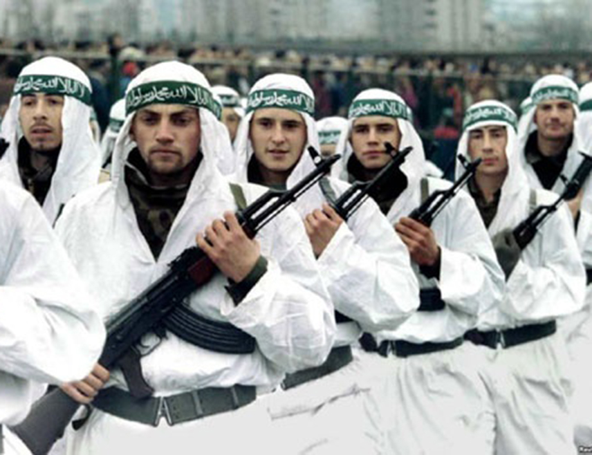 БЕОГРАД, 9. ОКТОБРА /СРНА/ - Владо Живковић, командант Прњаворске бригаде Војске Републике Српске /ВРС/ чијим су борцима муџахедини одсијецали главе на Озрену и најсвирепије их мучили, рекао је Срни да су Срби деведесетих година прошлог вијека искусили фанатизам и суровост џихадиста, а да ће их Европа, која је допустила да остану у БиХ као заслужни грађани, тек упознати.