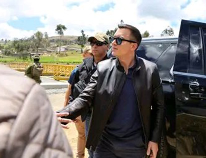 КИТО, 8. ОКТОБРА /СРНА - РИА Новости/ - Еквадорска полиција привела је петоро људи осумњичених за покушај убиства предсједника Еквадора Данијела Нобое, саопштио је еквадорски министар унутрашњих послова Јон Рејмберг.