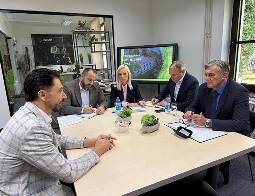 БАЊАЛУКА, 8. ОКТОБРА /СРНА/ - Министар за научнотехнолошки развој и високо образовање Републике Српске Синиша Каран данас је током посјете Иновационом центру Бањалука истакао да овај центар ради на повезивању науке и праксе, што и јесте смисао образовања.