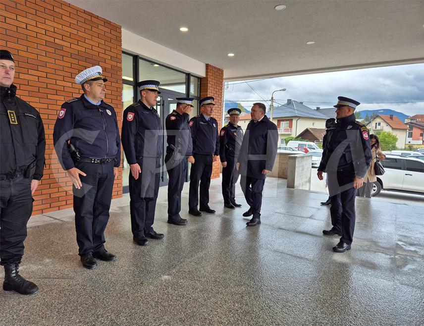 ПАЛЕ, 8. ОКТОБРА /СРНА/ - Министар унутрашњих послова Републике Српске Жељко Будимир и директор Полиције Српске Синиша Кострешевић стигли су у посјету Палама током које ће се увјерити како се одвијају завршни радови на изградњи зграде Полицијске управе Источно Сарајево.