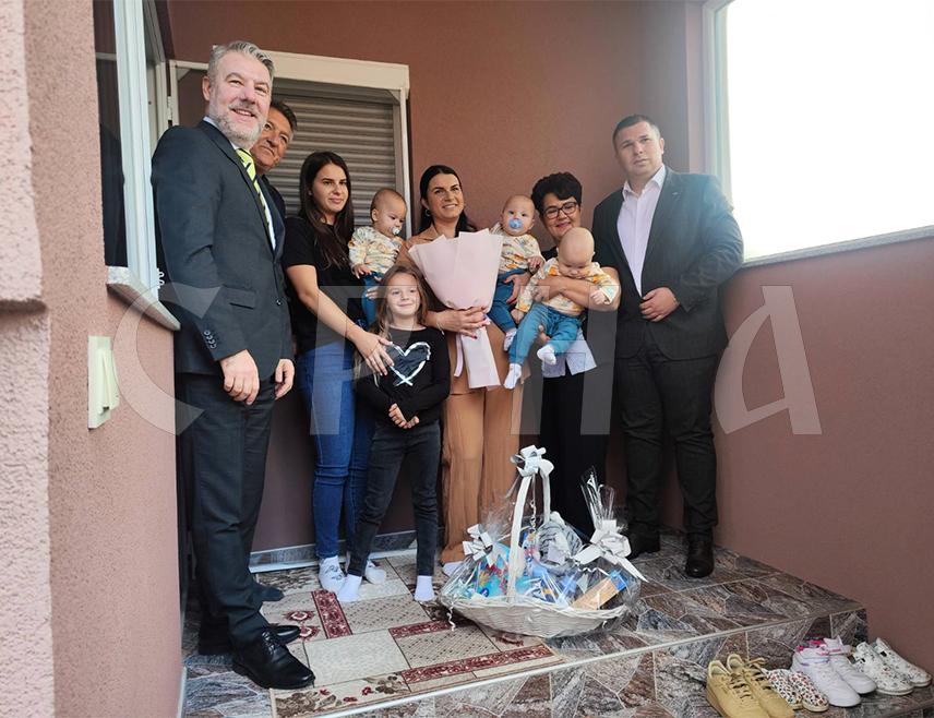 БИЈЕЉИНА, 8. ОКТОБРА /СРНА/ - Министар здравља и социјалне заштите Републике Српске Ален Шеранић и директор Јавног фонда за дјечију заштиту Недељко Јовић посјетили су данас породицу Годушевић из Јање која је добила тројке и уручили им ваучер Фонда од 3.000 КМ.