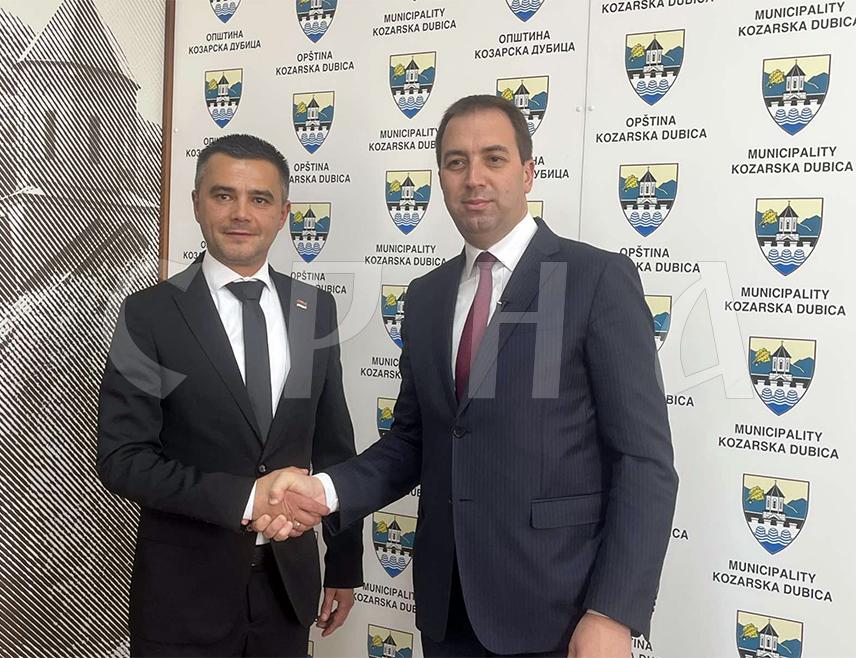КОЗАРСКА ДУБИЦА, 8. ОКТОБРА /СРНА/ - Министар правде Републике Српске Горан Селак 
похвалио је рад начелника Козарске Дубице Игора Савковића који чини све како би 
грађани ове општине живјели још боље и били што ближи републичким институцијама.